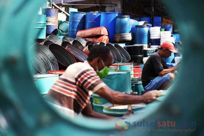 Pekerja menyelesaikan pembuatan tempat sampah dari drum bekas di Jalan Bandang, Makassar, Kamis (29/11/2018). (Sulselsatu/Moh Niaz Sharief)