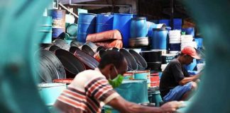 Pekerja menyelesaikan pembuatan tempat sampah dari drum bekas di Jalan Bandang, Makassar, Kamis (29/11/2018). (Sulselsatu/Moh Niaz Sharief)