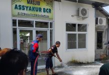 Sambut Ramadan, Damkar Parepare Turunkan Armada Bersihkan Masjid di Bumi Caralos Recidenc